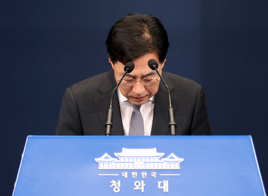 강민석 청와대 대변인이 8일 청와대 춘추관에서  4·7 재보선과 관련한 문재인 대통령의 입장을 발표하면서 인사하고 있다. 연합뉴스.